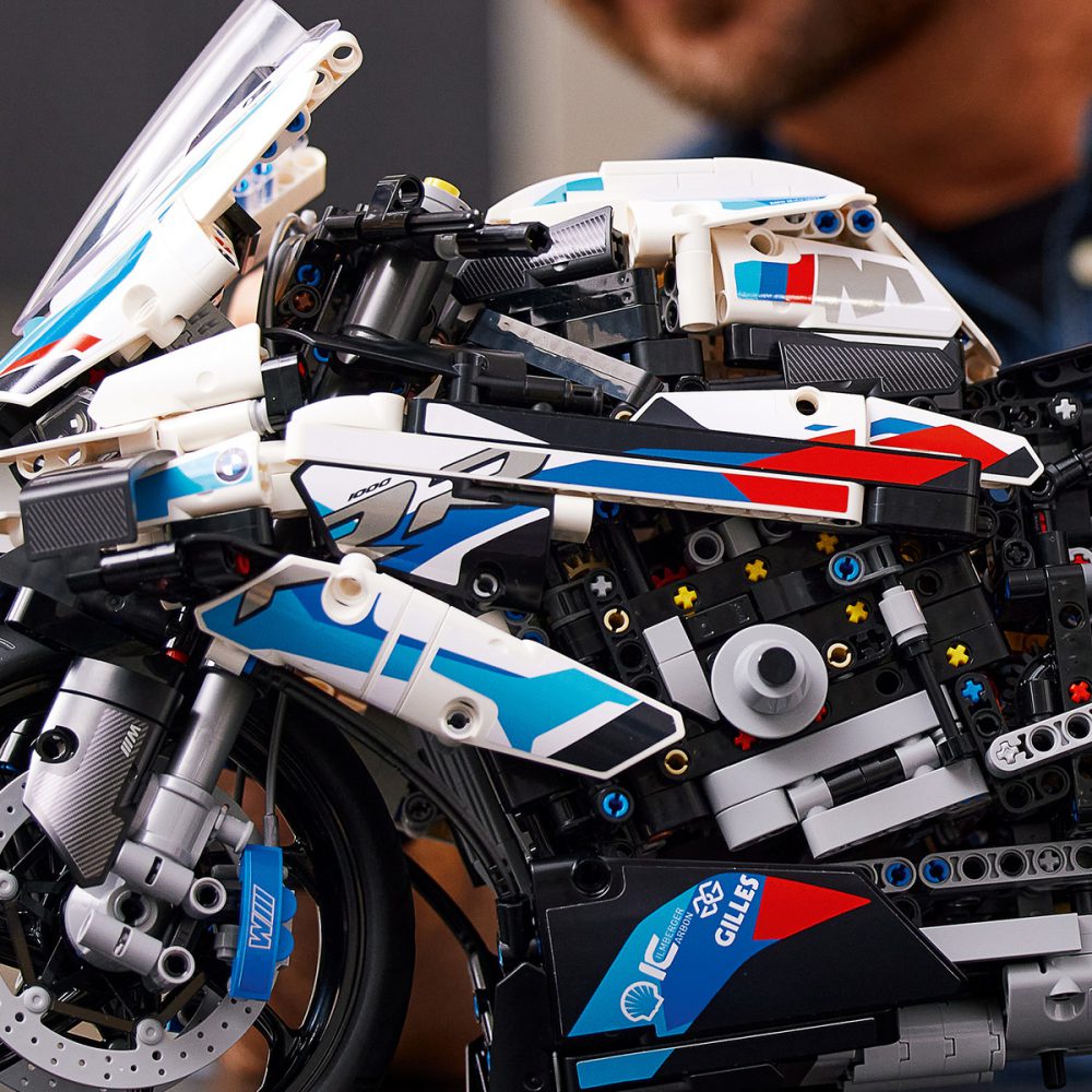 ⁦לגו טכני - אופנוע BMW M 100 RR⁩ – תמונה ⁦4⁩